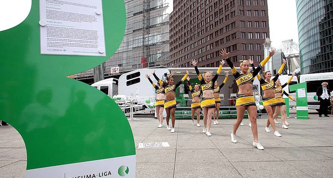 Cheerleaders vor Tour-Truck am Potsdamer Platz in Berlin