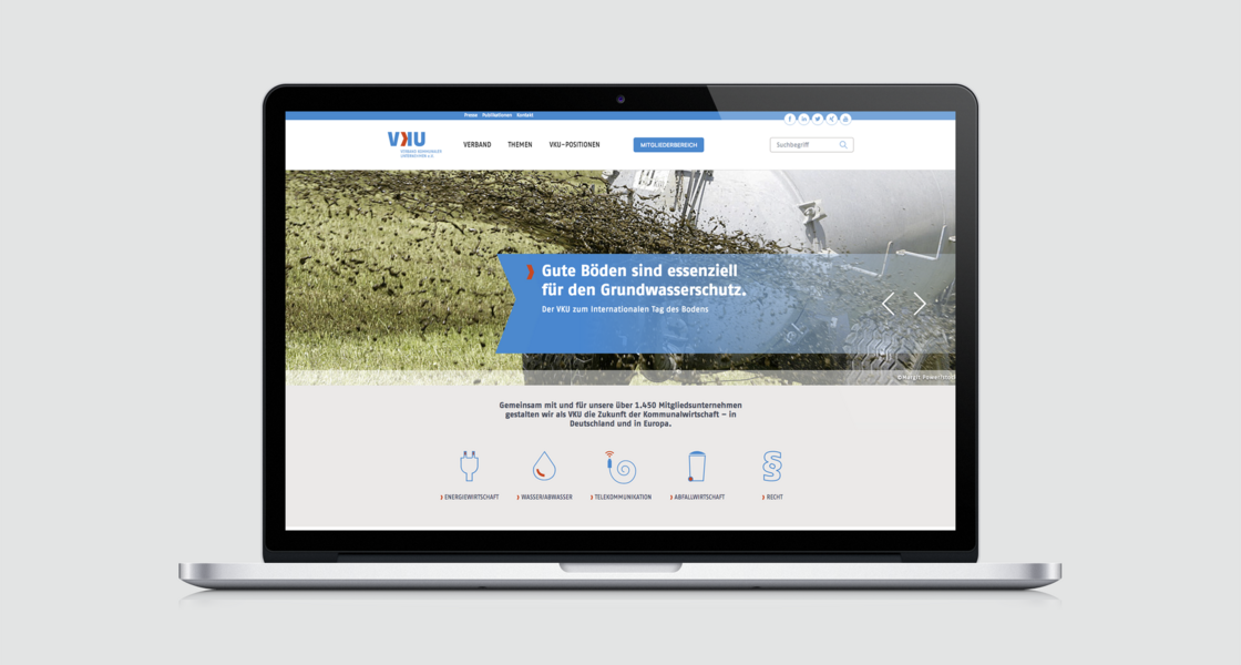 Website mit Kategorien- und Schlagwortsystem. Startseite von vku.de auf Bildschirm.