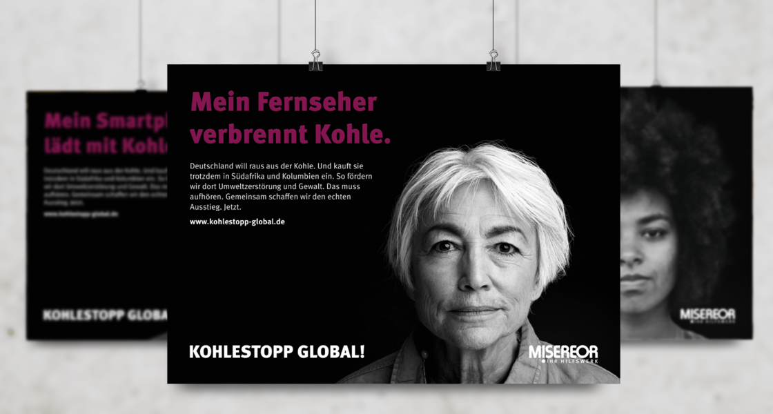 Ein Kampagnenplakat zeigt das Gesicht einer Frau, die ihren Blick direkt nach vorne richtet.